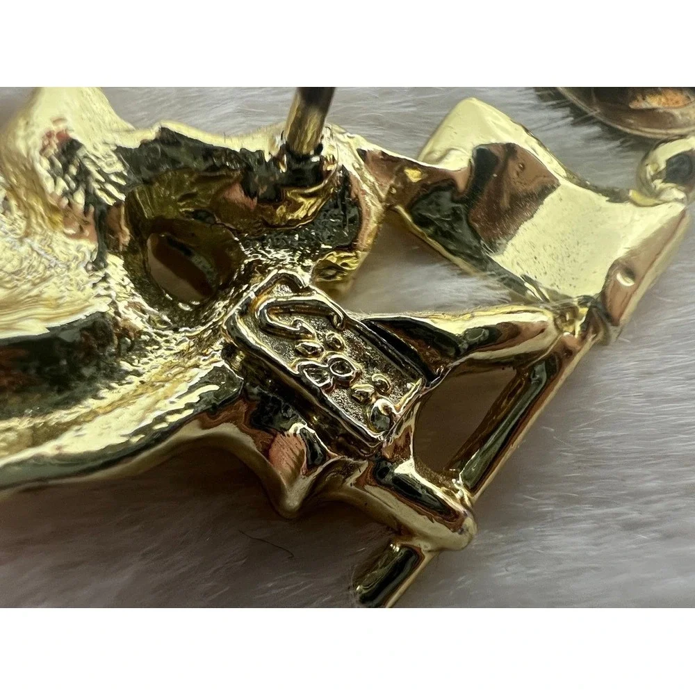 GiGi pin brooch